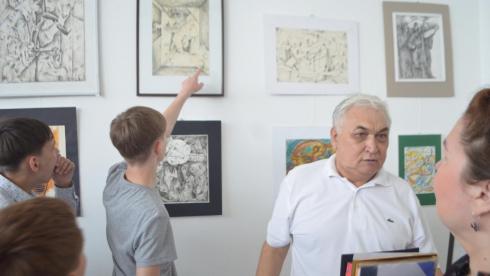 «Бумажные самолётики»: В Темиртау открылась персональная выставка Жаната Комутова