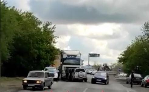 В Караганде произошло лобовое столкновение грузовика с легковым автомобилем