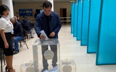 Женис Касымбек проголосовал на республиканском референдуме