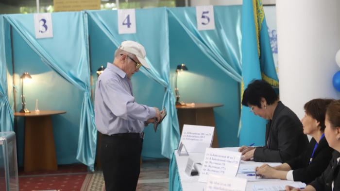 Выпускники встретились спустя 50 лет, чтобы проголосовать на одном участке в Алматы
                05 июня 2022, 13:44