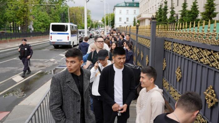Очередь из казахстанцев сняли на фото возле посольства в Москве
                05 июня 2022, 20:27