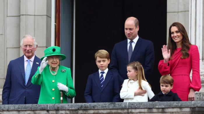 Елизавета II появилась перед подданными на балконе Букингемского дворца
                06 июня 2022, 06:03