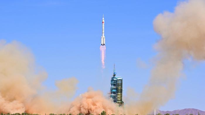Китай отправил трех астронавтов на собственную космическую станцию
                06 июня 2022, 11:19