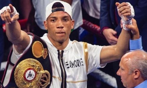 Непобежденный чемпион мира подвергся критике после «наезда» казахстанского боксера