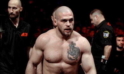 Резников провел дуэль взглядов с экс-бойцом UFC. Видео