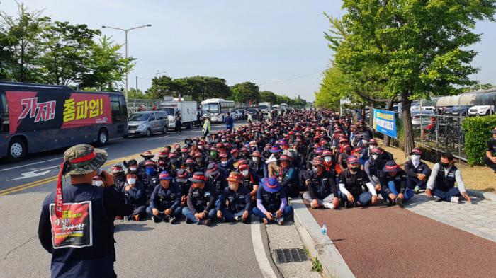 Тысячи дальнобойщиков объявили забастовку в Южной Корее
                10 июня 2022, 13:31