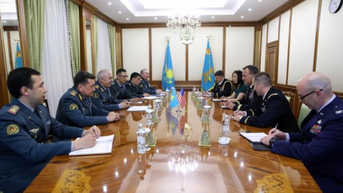 Министр обороны Казахстана встретился с американским генералом Майклом Куриллой
                11 июня 2022, 15:09