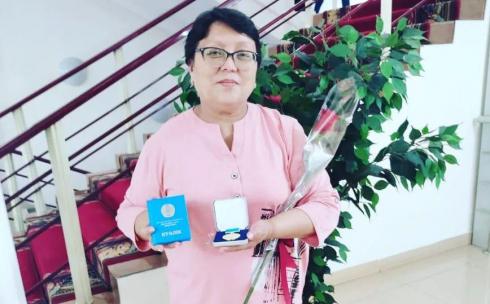 В министерстве здравоохранения наградили двух работников карагандинской скорой помощи за многолетний труд