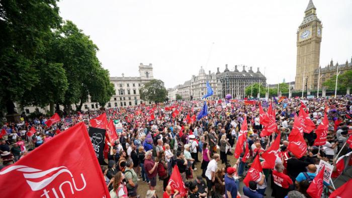 В Лондоне начались протесты из-за рекордной инфляции
                19 июня 2022, 22:31