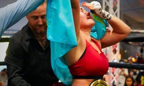 Казахстанская боксерша показала свое лицо и пояс после титульного боя в США. Видео