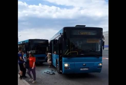 После столкновения двух автобусов в Караганде один человек пострадал
