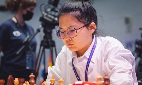 «Меня привели просить три миллиарда». 17-летнюю чемпионку мира по шахматам из Казахстана хотят сделать попрошайкой
