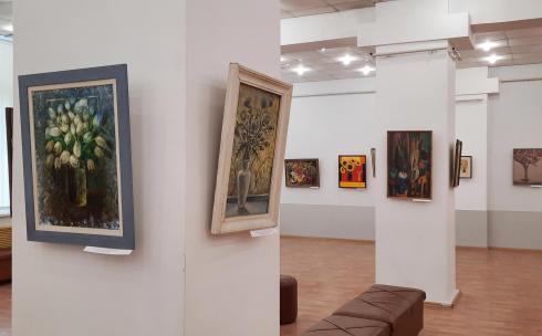 Летний расцвет: в карагандинском музее ИЗО действует выставка цветочных натюрмортов