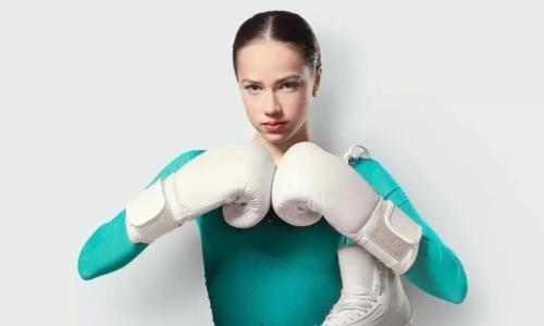 Олимпийская чемпионка по фигурному катанию из России дебютировала в боксе. Видео