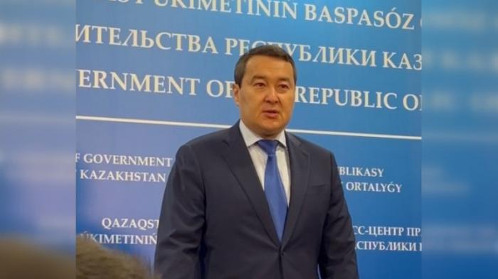 Премьер Смаилов вышел к журналистам перед заседанием правительства
                28 июня 2022, 09:43