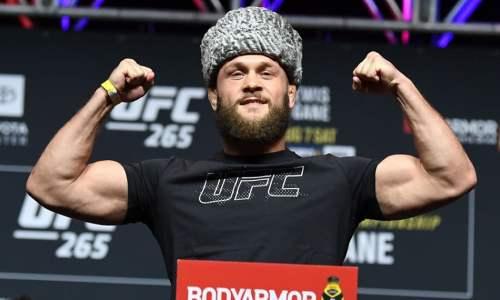 Уроженец Казахстана из топ-10 UFC сделал заявление о своем состоянии перед боем с экс-чемпионом промоушна
