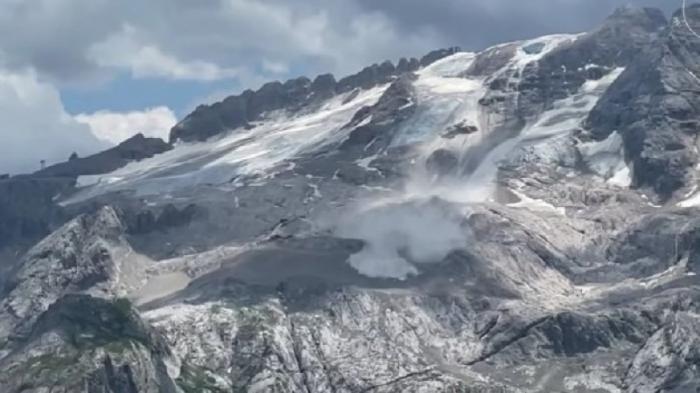 Шестеро альпинистов погибли из-за обрушения ледника в горах Италии
                03 июля 2022, 23:37