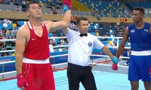 Казахстанский боксер отобрал «золото» у кубинца после нокдауна