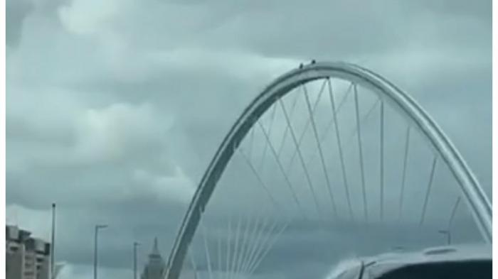 Парень залез на арку моста в Нур-Султане ради красивого селфи
                06 июля 2022, 11:15