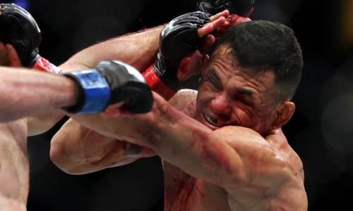 Боец UFC после победы над казахстанцем проиграл в кровавом бою Нурмагомедову. Видео