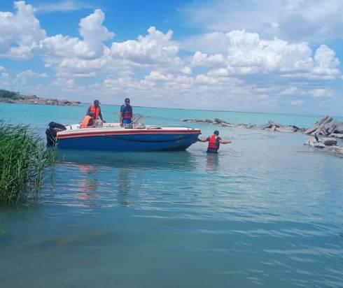 В Балхаше рыбаки трое суток плавали по озеру на сломанной лодке