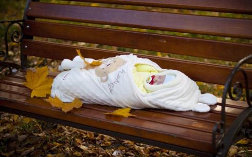 В Караганде в одном из дворов нашли брошенного матерью новорожденного младенца