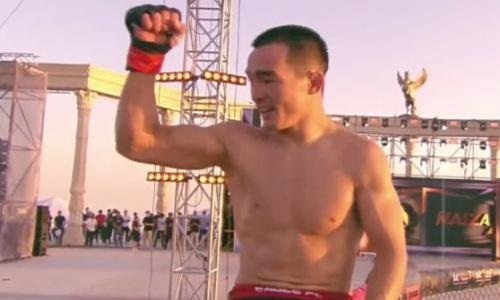 Боец из Казахстана «задушил» непобежденного соперника в лиге Хабиба