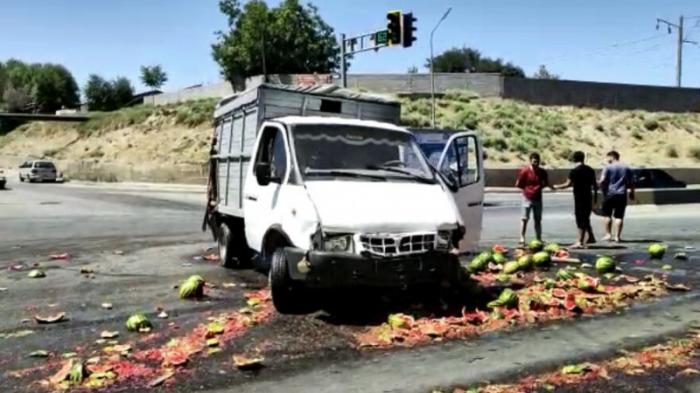 4 тонны арбузов рассыпались на дороге из-за массового ДТП в Шымкенте
                17 июля 2022, 19:36