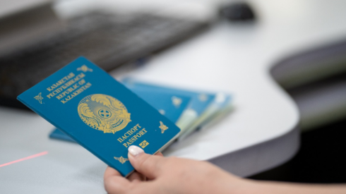 Кому из казахстанцев не надо платить госпошлину за удостоверение личности и паспорт