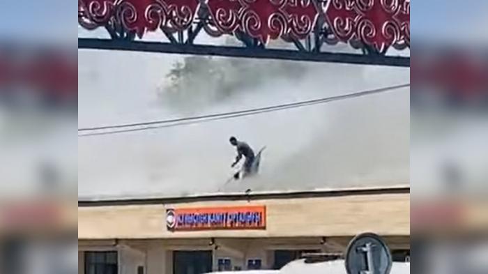 Мужчина залез на крышу горящего здания, чтобы спасти флаг Казахстана
                18 июля 2022, 16:33