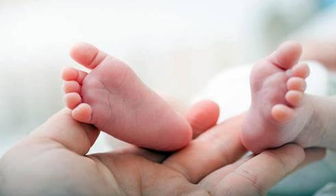 Выяснились подробности дела о найденном на лавочке новорожденном мальчике в Караганде
