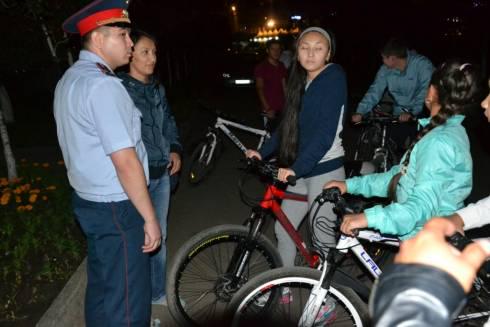 Полицейские задерживают несовершеннолетних на улицах Караганды в ночное время