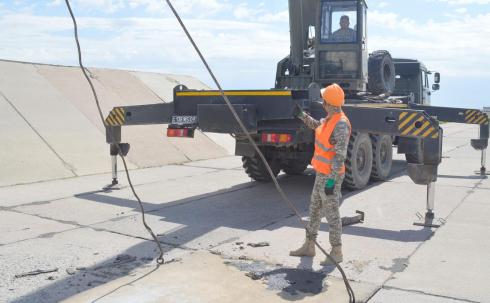 Бойцы инженерно-аэродромного батальона в Караганде ведут текущий ремонт летного поля