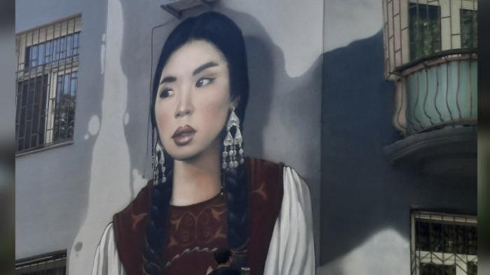 Образ казахской модели Айи Шалкар в центре Бишкека заменили после возмущений в соцсетях
                23 июля 2022, 21:29
