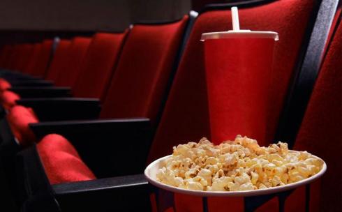 Хлеба и зрелищ: мешает ли посетителям шум пакетов от чипсов и болтовня в кинотеатрах?
