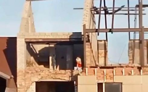 Осторожно, заброшенные здания: карагандинцы встревожены играми детей на стройке