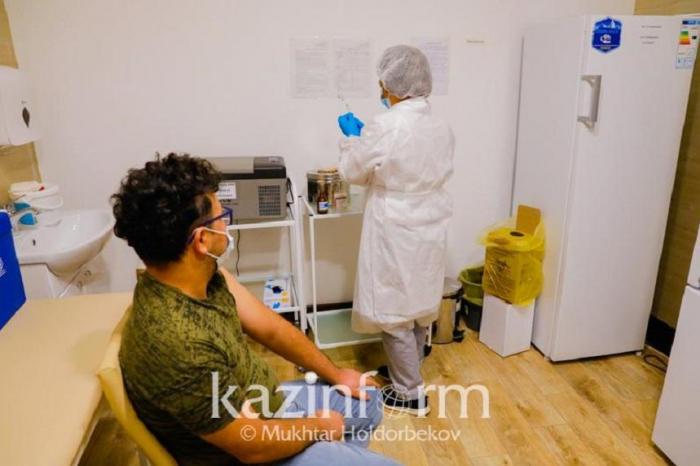Около 5 млн казахстанцев ревакцинировались против коронавируса