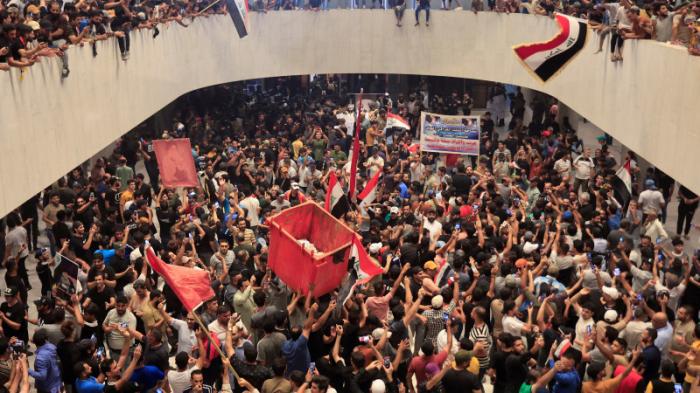 Сотни протестующих прорвались в здание парламента Ирака
                28 июля 2022, 10:40