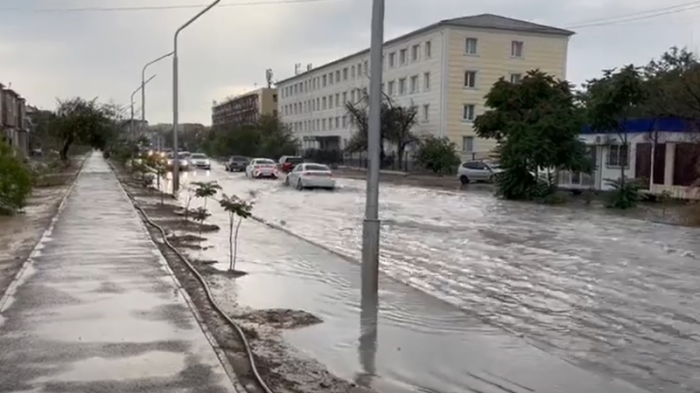 Проливные дожди затопили улицы Актау
                28 июля 2022, 12:05