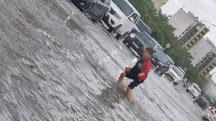 Водители терпеливо ждали мальчика, потерявшего обувь на затопленной улице в Актау
                28 июля 2022, 22:35