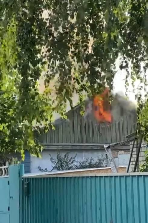 В Караганде горит частный дом по улице Гоголя