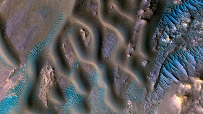 Необычное изображение поверхности Марса прислали на Землю
                01 августа 2022, 19:40