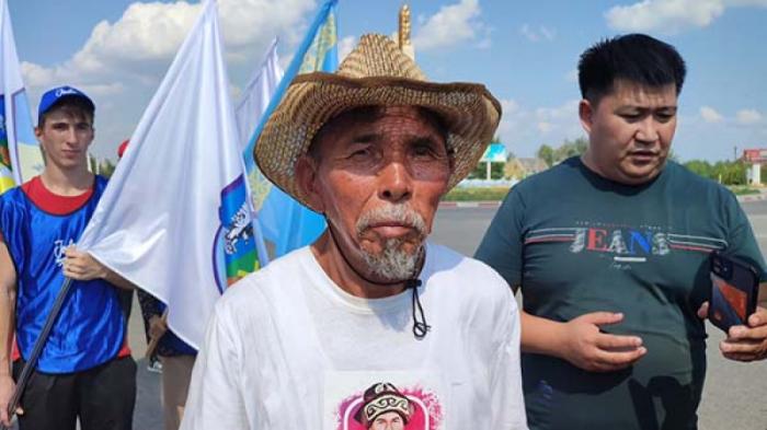 Идущий пешком через весь Казахстан 72-летний аксакал пришел в Костанай
                02 августа 2022, 00:11