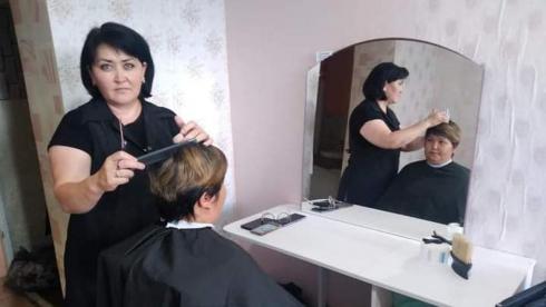 Многодетные мамы Каркаралинска осваивали профессию парикмахера на бесплатных курсах центра «Шаңырақ»