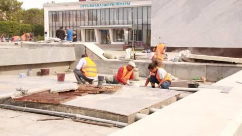 На контроле у акима: В Караганде ремонтируют фонтан на Каскадной площади