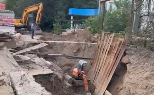Шёл третий месяц… Карагандинцы жалуются на разруху во дворе из-за долгого ремонта трубопровода