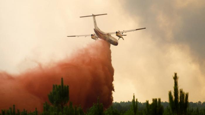 Более 1000 пожарных пытаются потушить лесные пожары во Франции
                11 августа 2022, 17:49