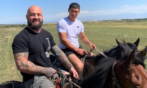 Езда на лошади и дастархан в юрте. Как Дмитрий Бивол проводит время в Кыргызстане. Видео