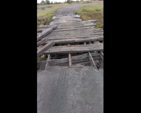 Жители поселка Курьяновка пожаловались на разрушающийся мост, по которому дети ходят в школу