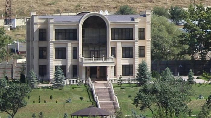 В особняках экс-президентов Кыргызстана откроют детские реабилитационные центры
                18 августа 2022, 11:31